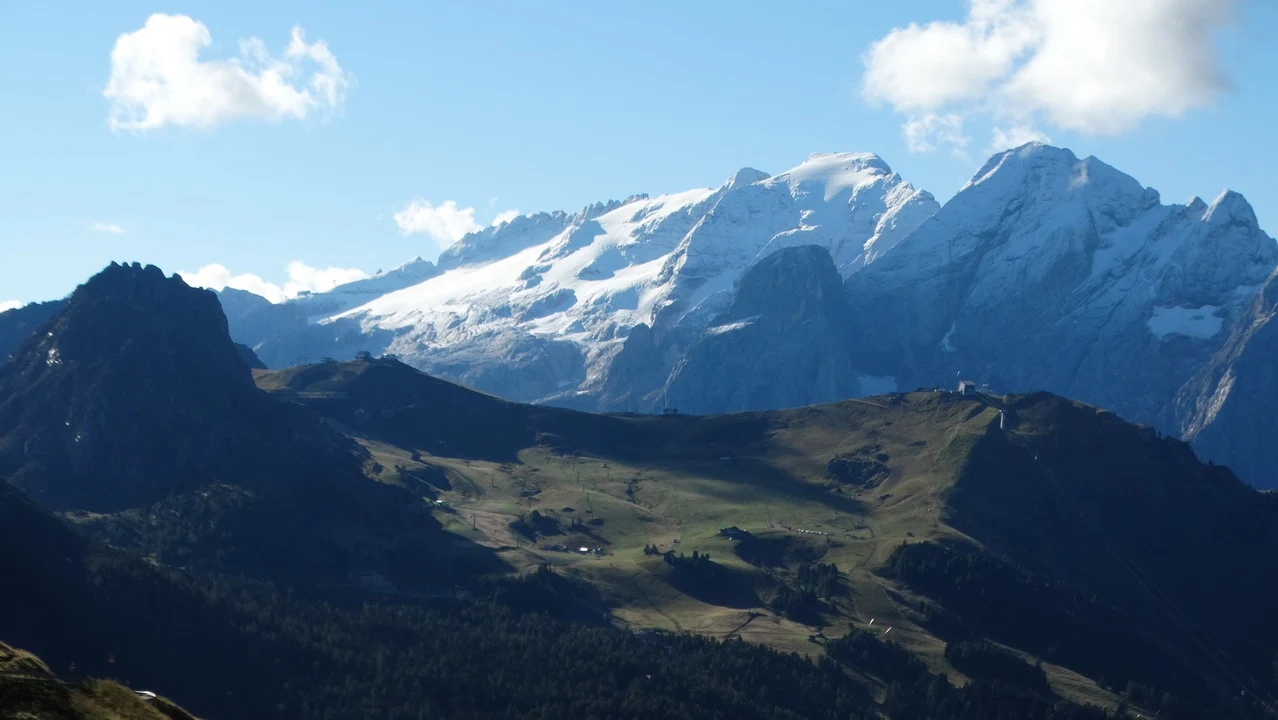 Cavalieri cavalcano attraverso le Alpi italiane innevate.