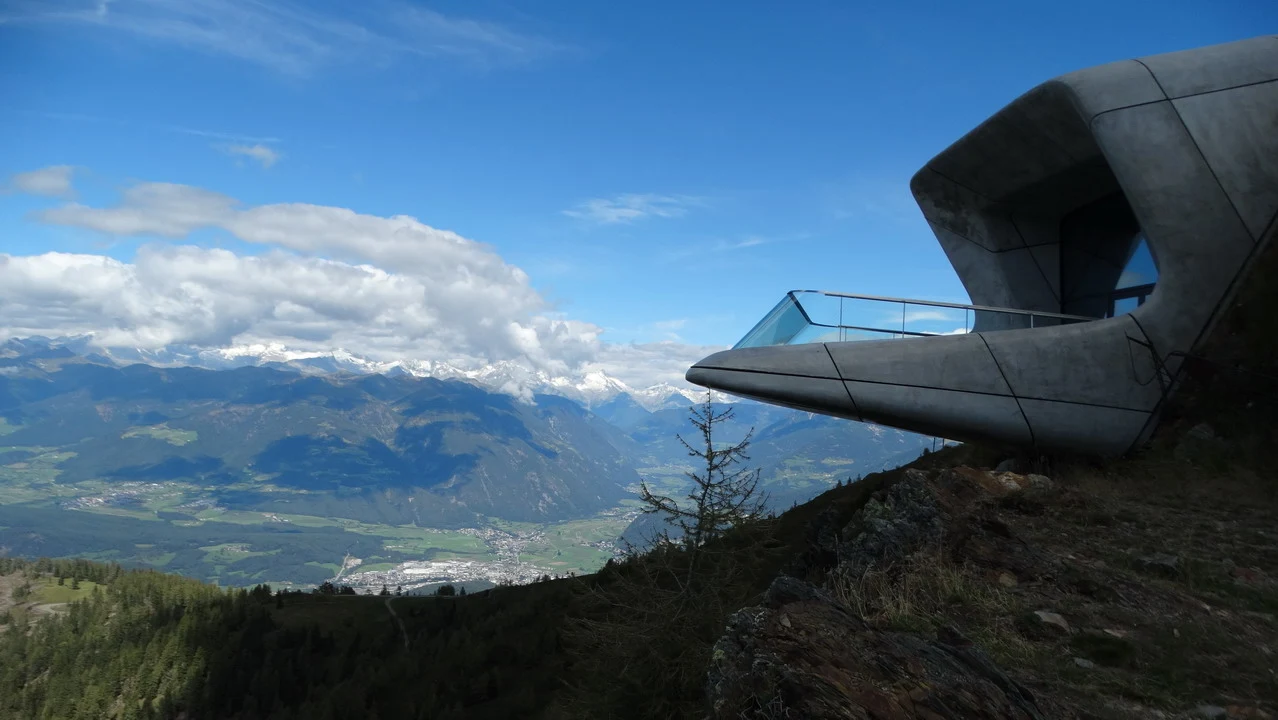 Cavalieri in una zona alpina con vista panoramica.
