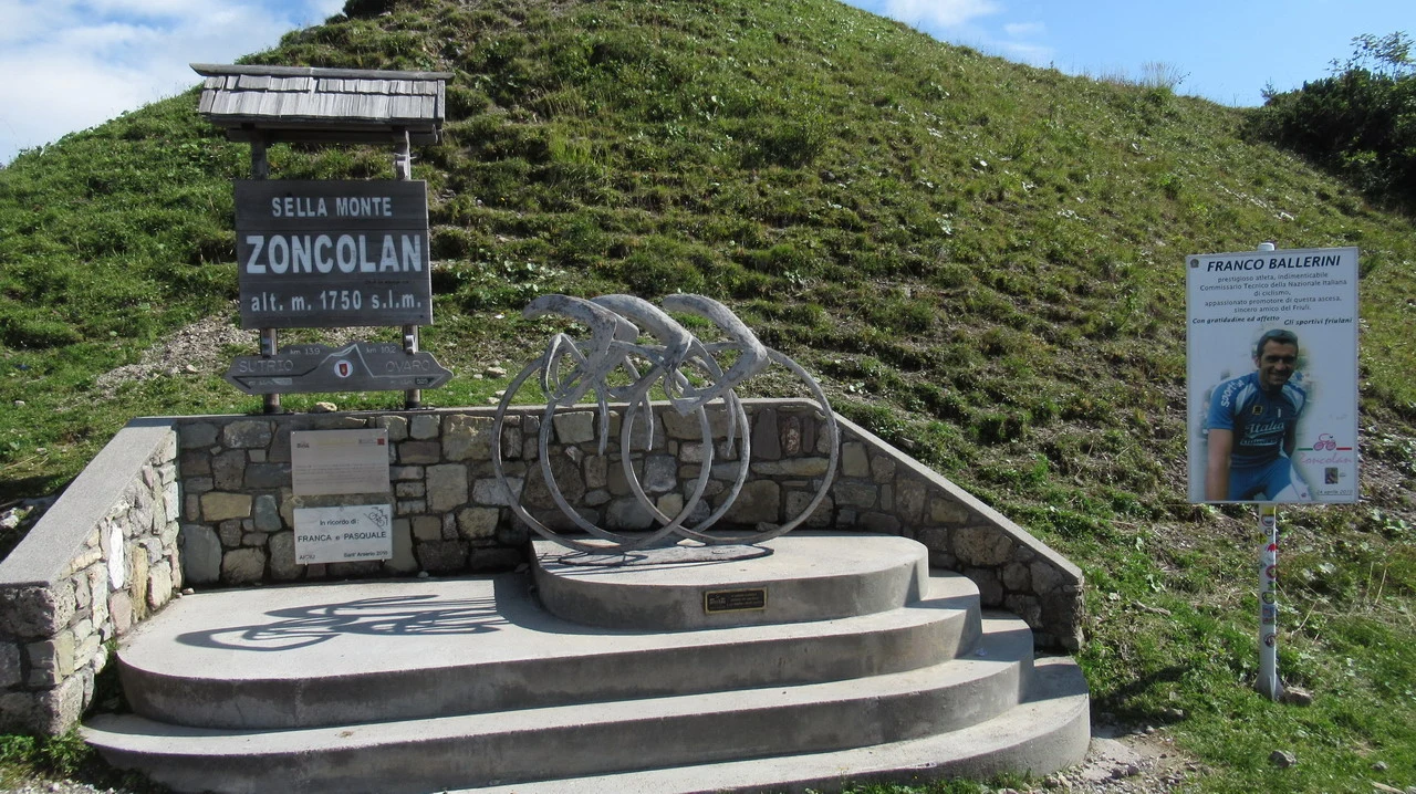 Cavalieri in sella su una collina nelle Alpi italiane.