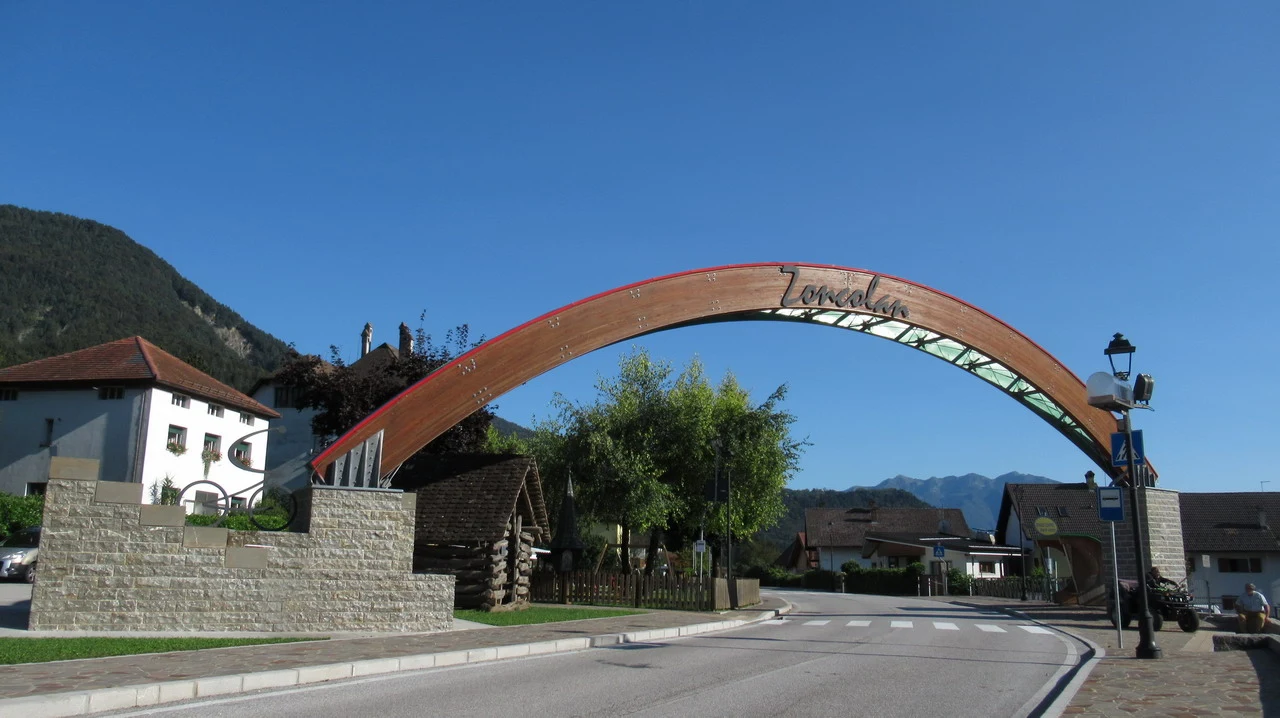Cavalieri attraversano un ponte in una valle alpina italiana.