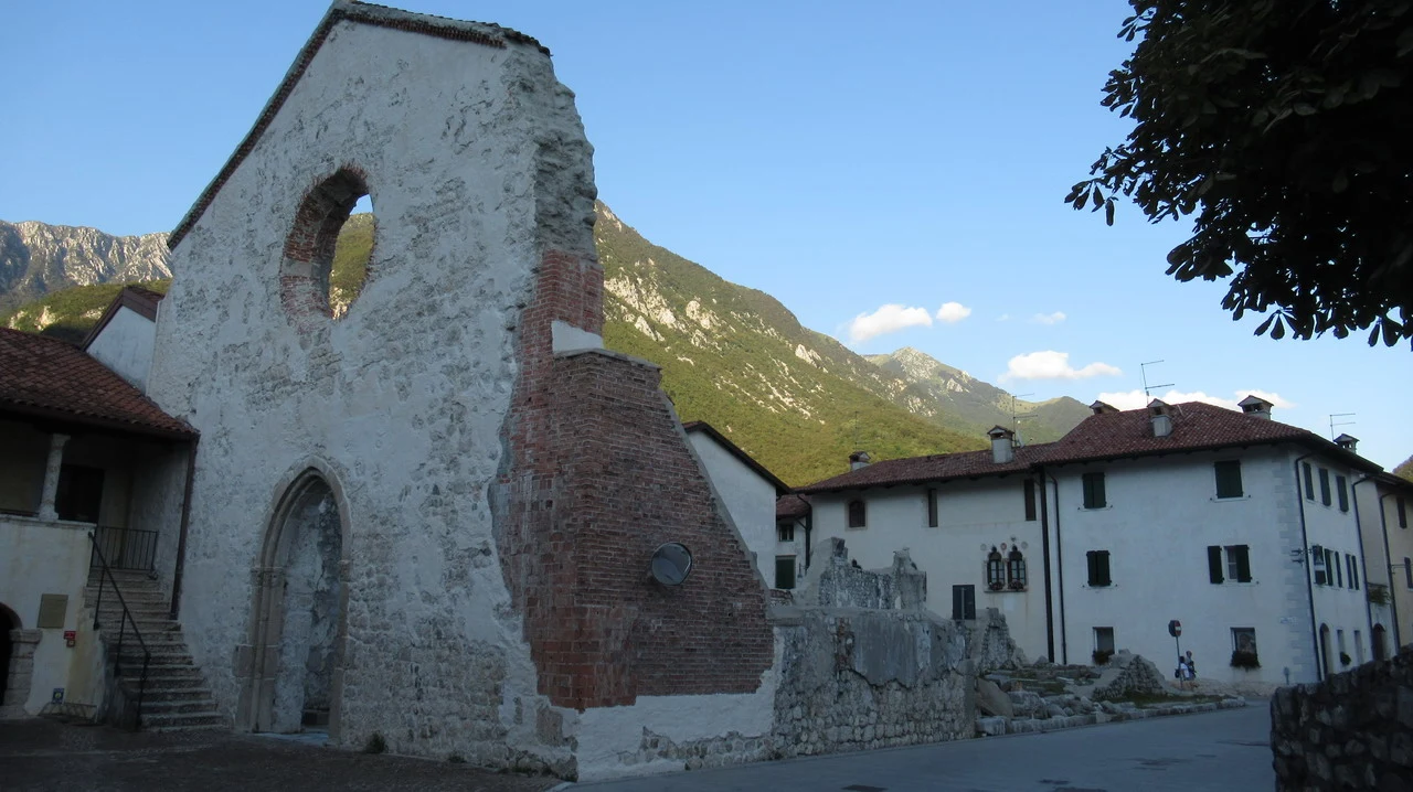 Cena panoramica delle Alpi italiane con un paesaggio montano sullo sfondo.