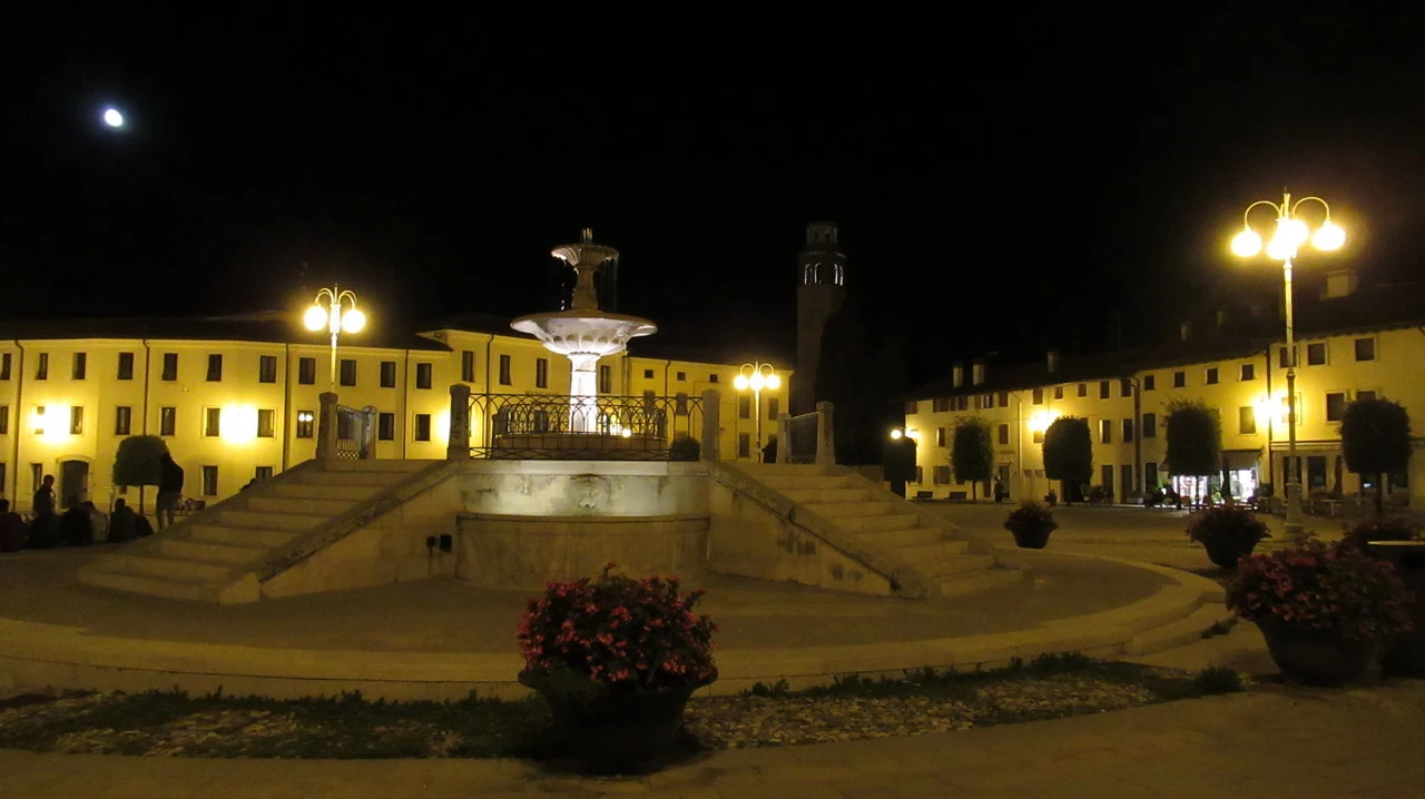 Cavalieri attraversano le Alpi italiane al tramonto.