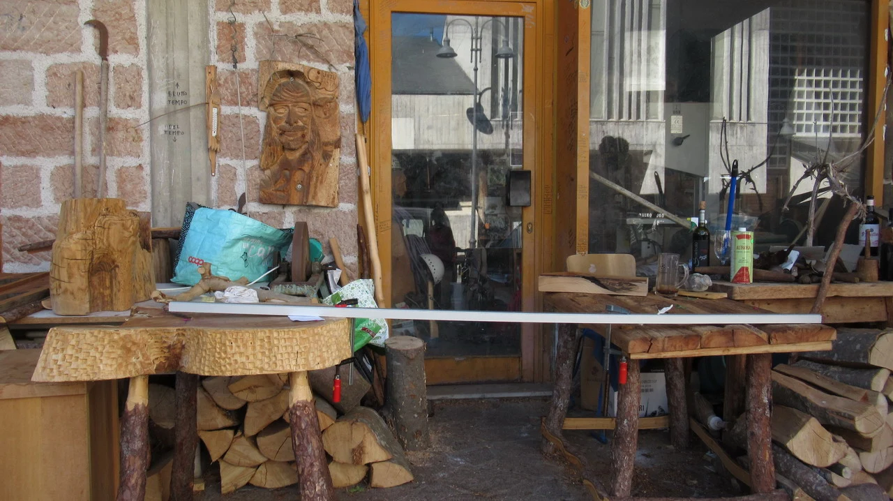 Cavalieri in una galleria con attrezzature da montagna.