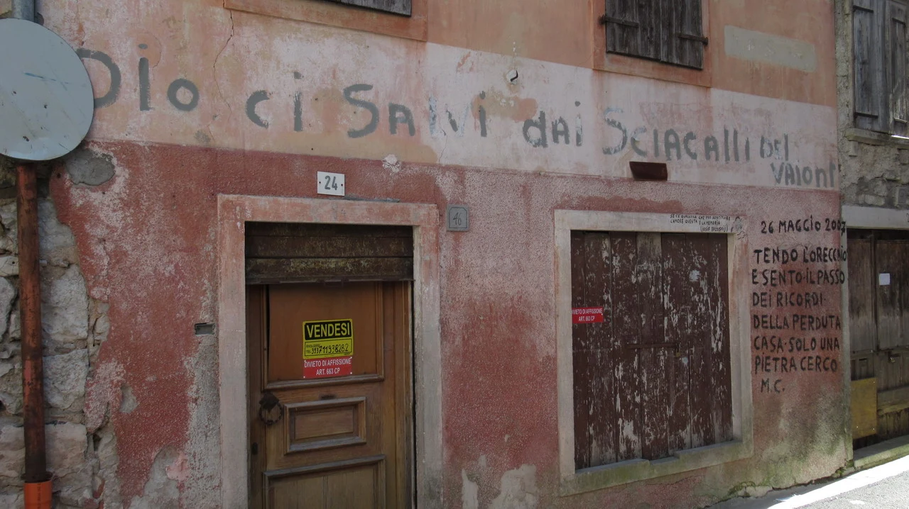 Cavalieri attraversano un paesaggio rurale nelle Alpi italiane.