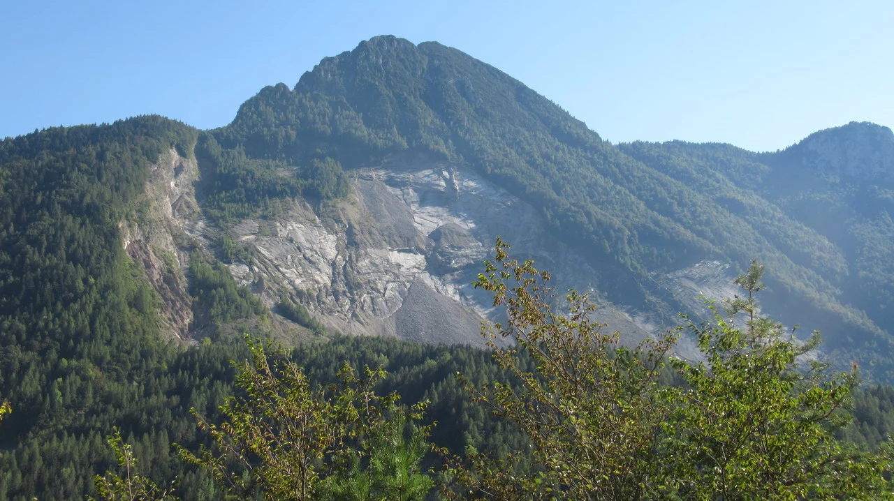 Cavalieri attraversano le montagne delle Alpi italiane.