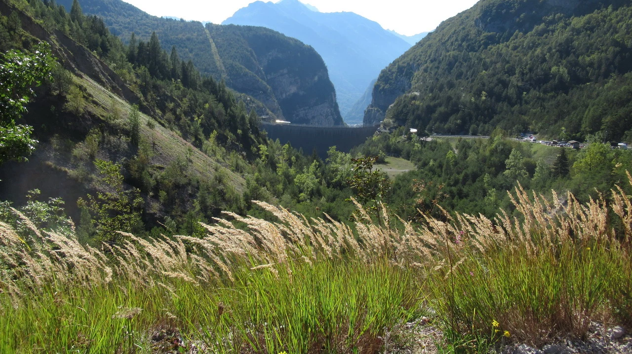 Cavalieri attraversano un paesaggio montano nelle Alpi italiane.