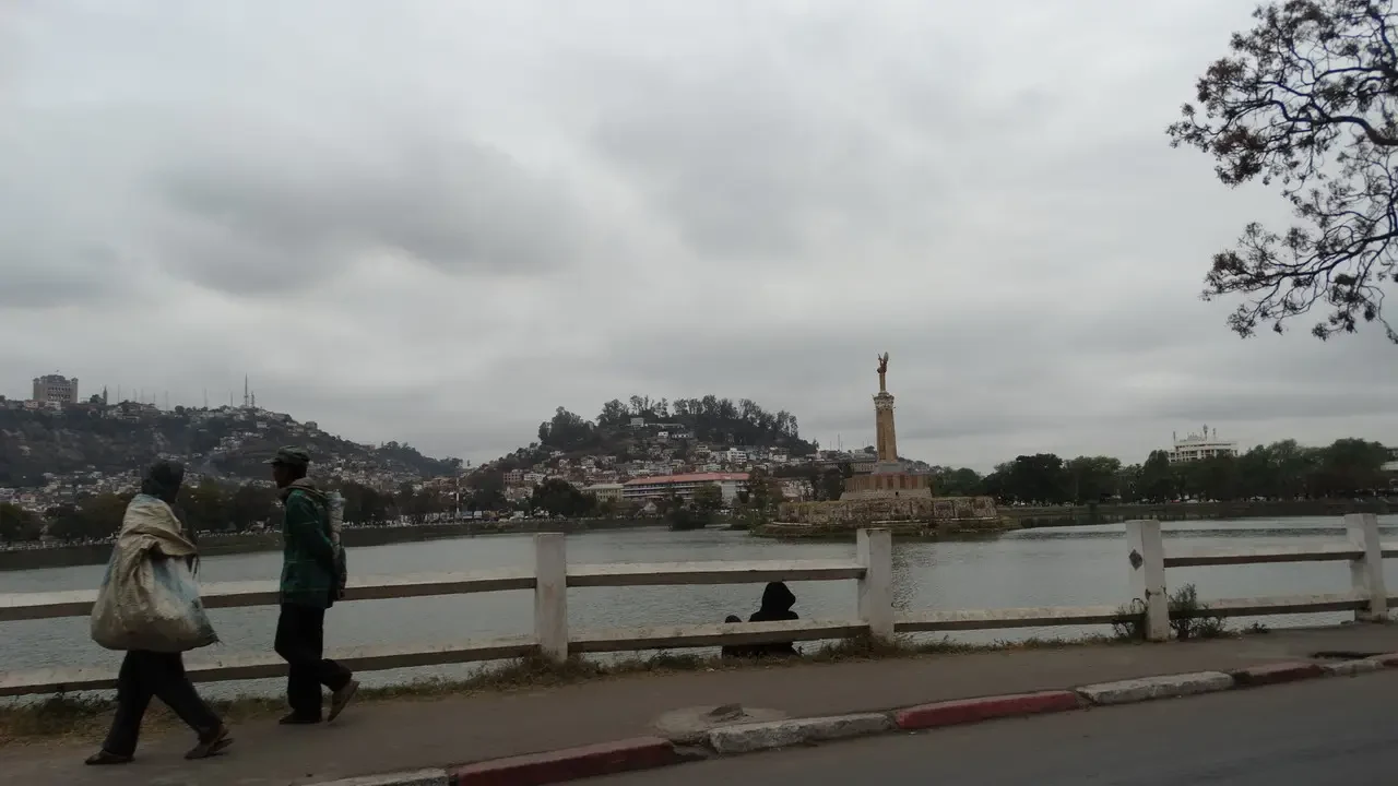 Vista panoramica della città di Tana a Madagascar con un fiume in primo piano.