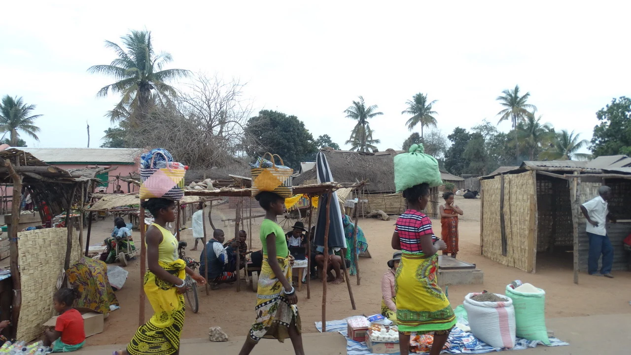 Artigiani in un mercato all'aperto a Madagascar mostrano i loro prodotti artigianali.