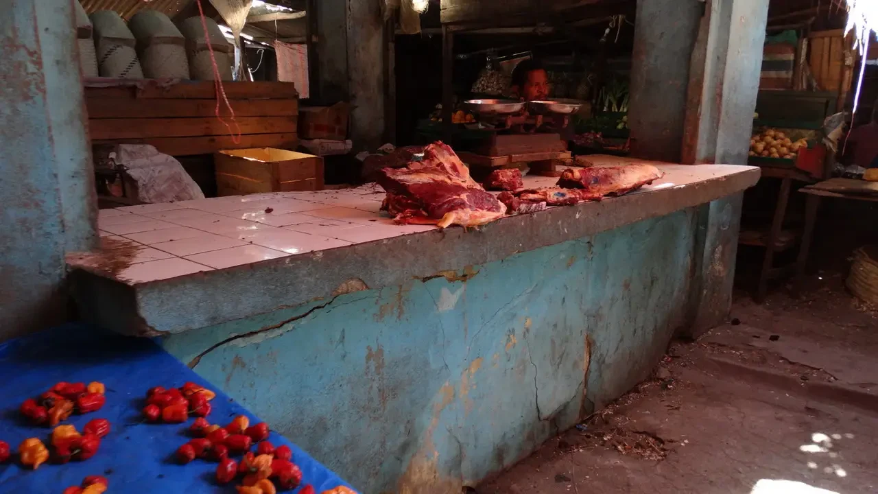 Mercato di Morondava con carne esposta su un bancone rustico.