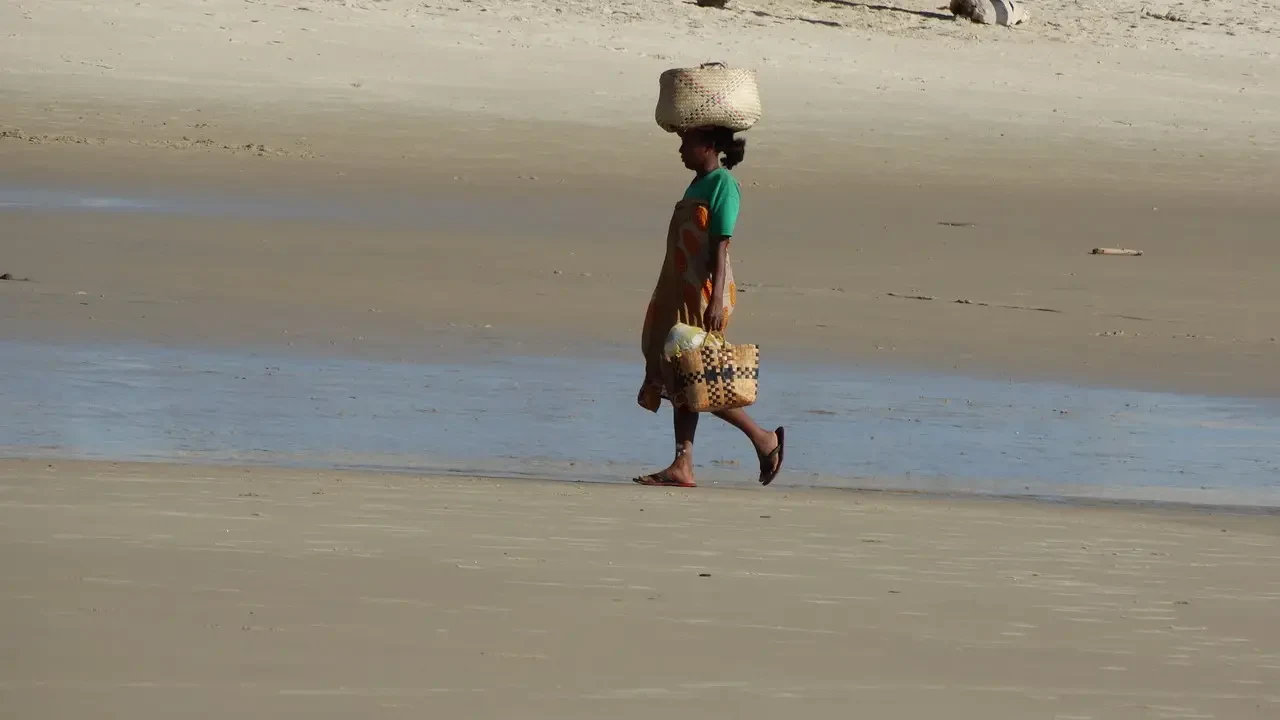Un bambino cammina sulla spiaggia sabbiosa di Morondava.