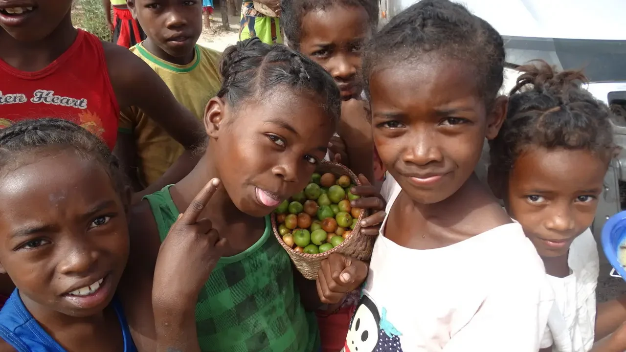 Bambini sorridono in un gruppo durante un viaggio a Madagascar.