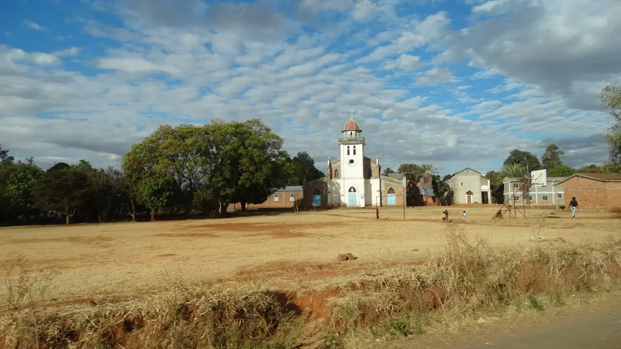 Vista panoramica di un edificio storico in una zona rurale di Madagascar sotto un cielo nuvoloso.