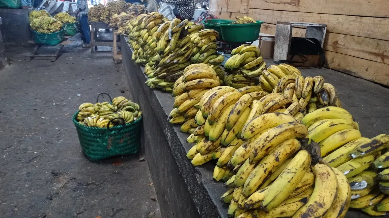 Un mercato all'aperto in Madagascar mostra una grande quantità di banane fresche in vendita.