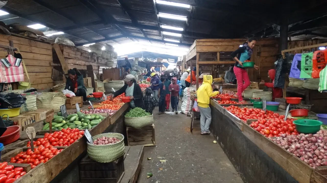 Mercato all'aperto pieno di frutta e verdura in un mercato a Madagascar.