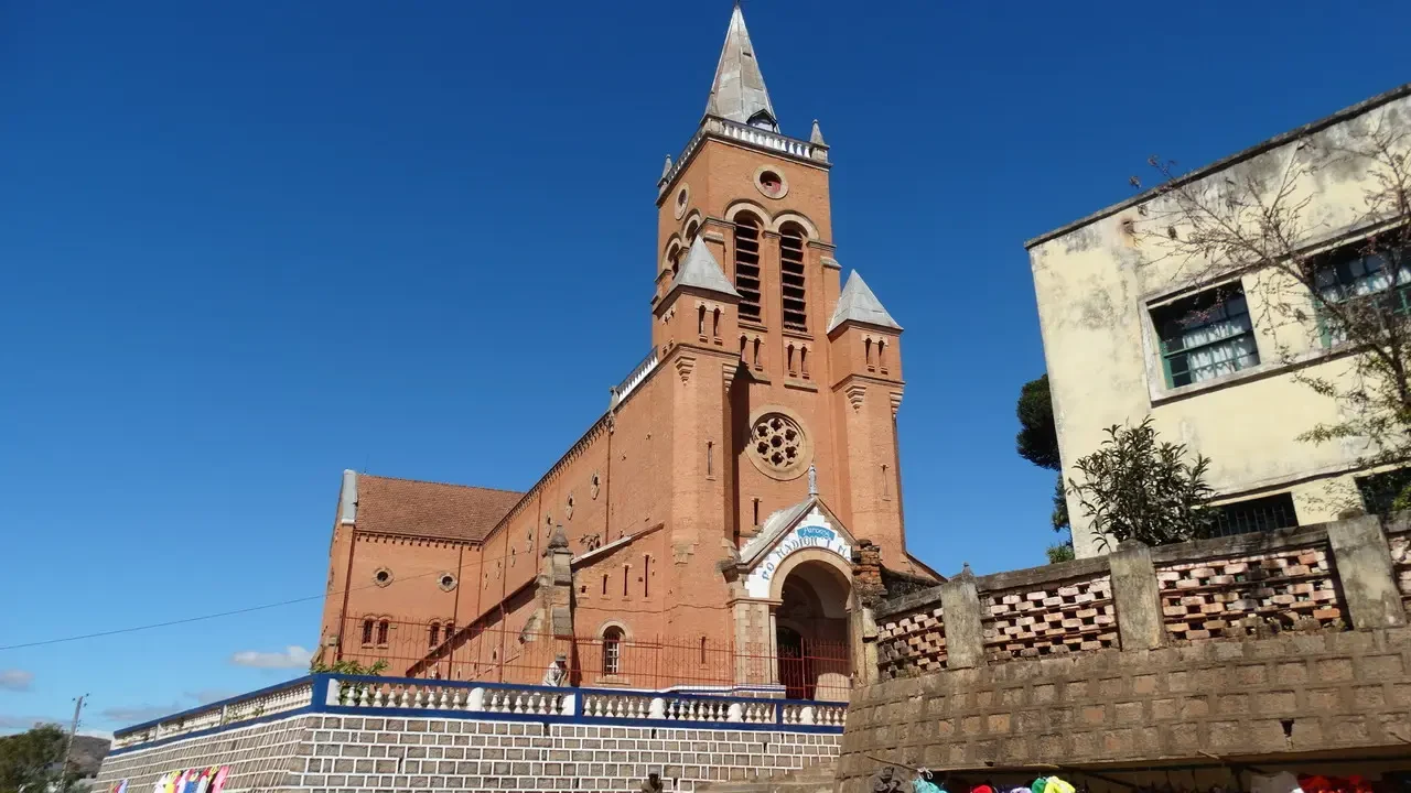 Cattedrale di Ambositra in Madagascar con facciata in mattoni rossi.