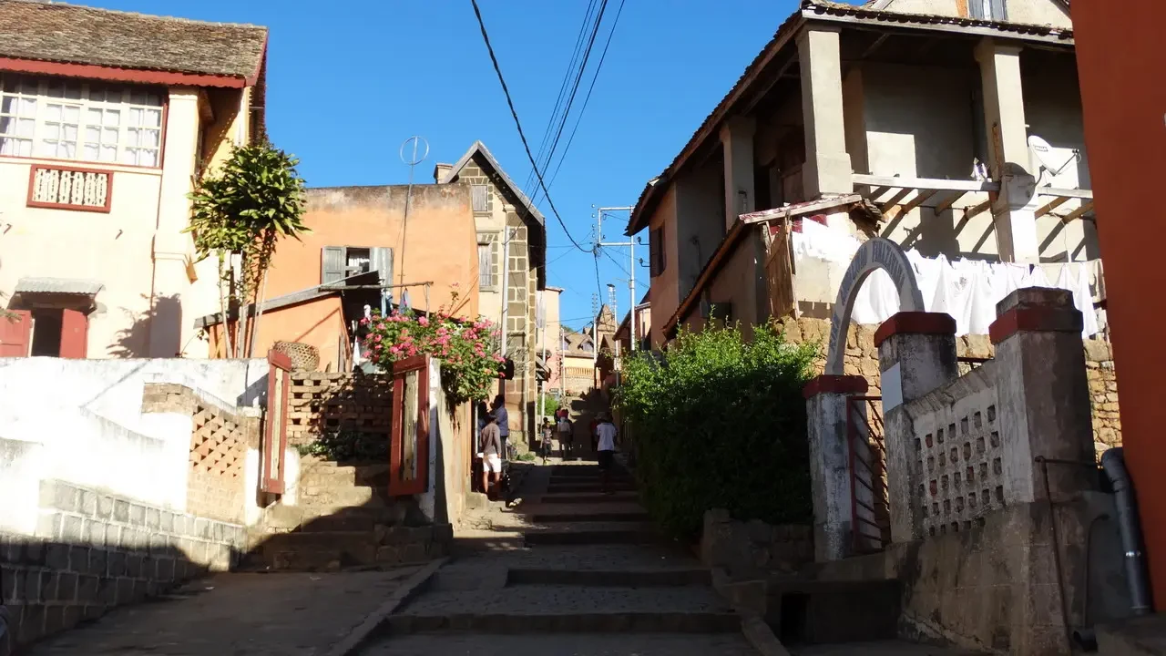 Vista di una strada in un quartiere di Fianarantsoa, Madagascar.
