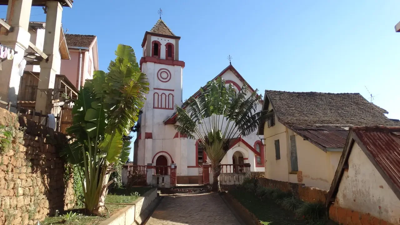 Vista esterna di un edificio religioso in stile coloniale a Fianarantsoa, Madagascar.