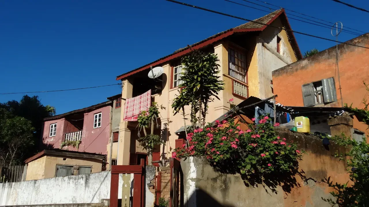 Vista di un edificio colorato in una strada di Fianarantsoa, Madagascar.