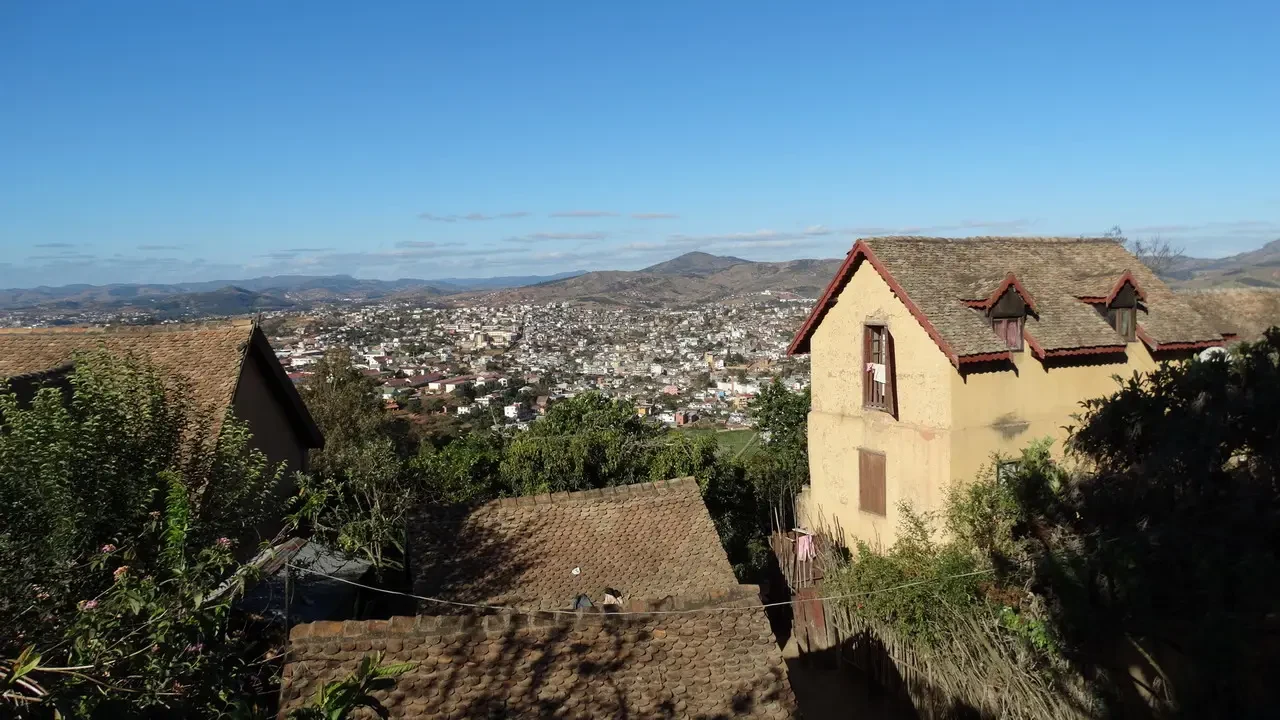 Vista panoramica della città di Fianarantsoa con tetti in tegole rosse sotto un cielo azzurro.