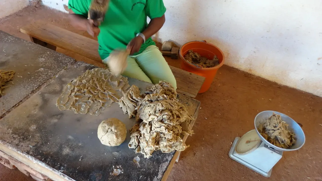 Una persona lavora con materiali naturali in un laboratorio a Madagascar.