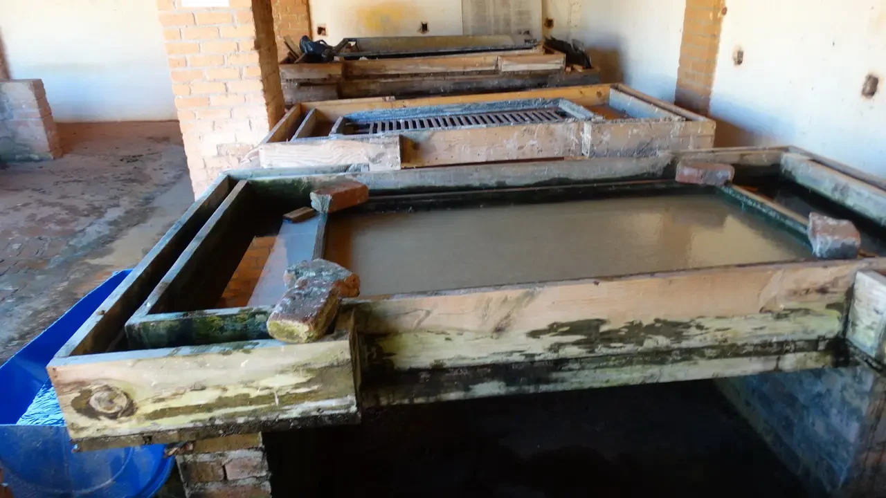 Laboratorio di carta all'aperto in un ambiente rustico.