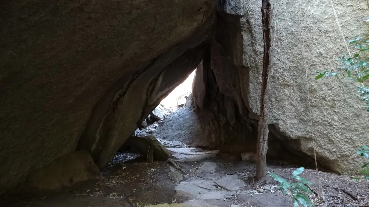 Passaggio stretto attraverso una gola rocciosa in Madagascar.