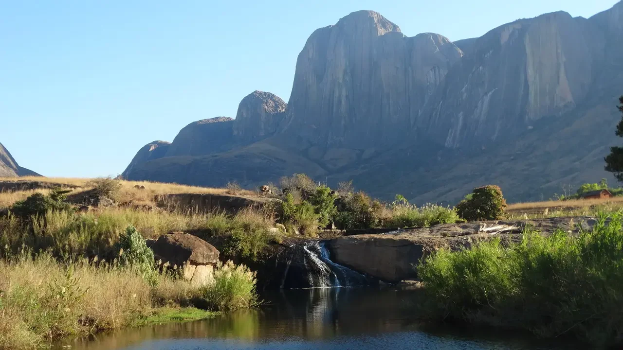 Paesaggio naturale con montagne imponenti e un ruscello in Madagascar.