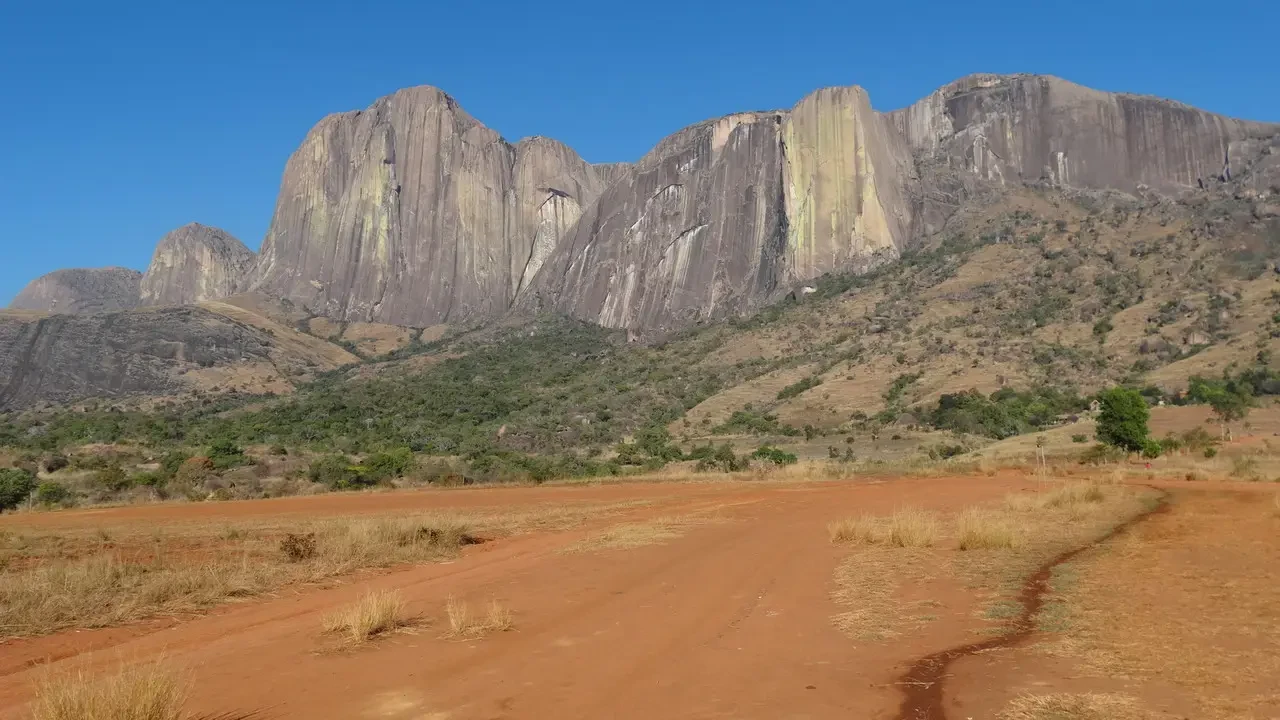 Formazioni rocciose imponenti si stagliano contro il cielo in una paisland arida di Madagascar.