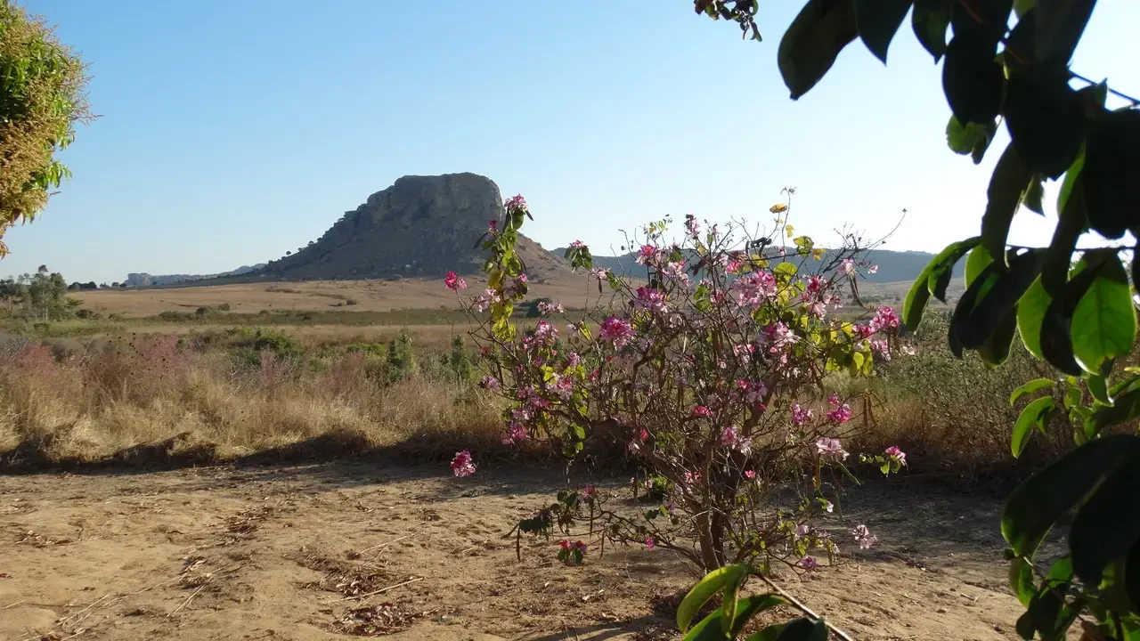 Paesaggio secco con una formazione rocciosa nel paesaggio di Madagascar.