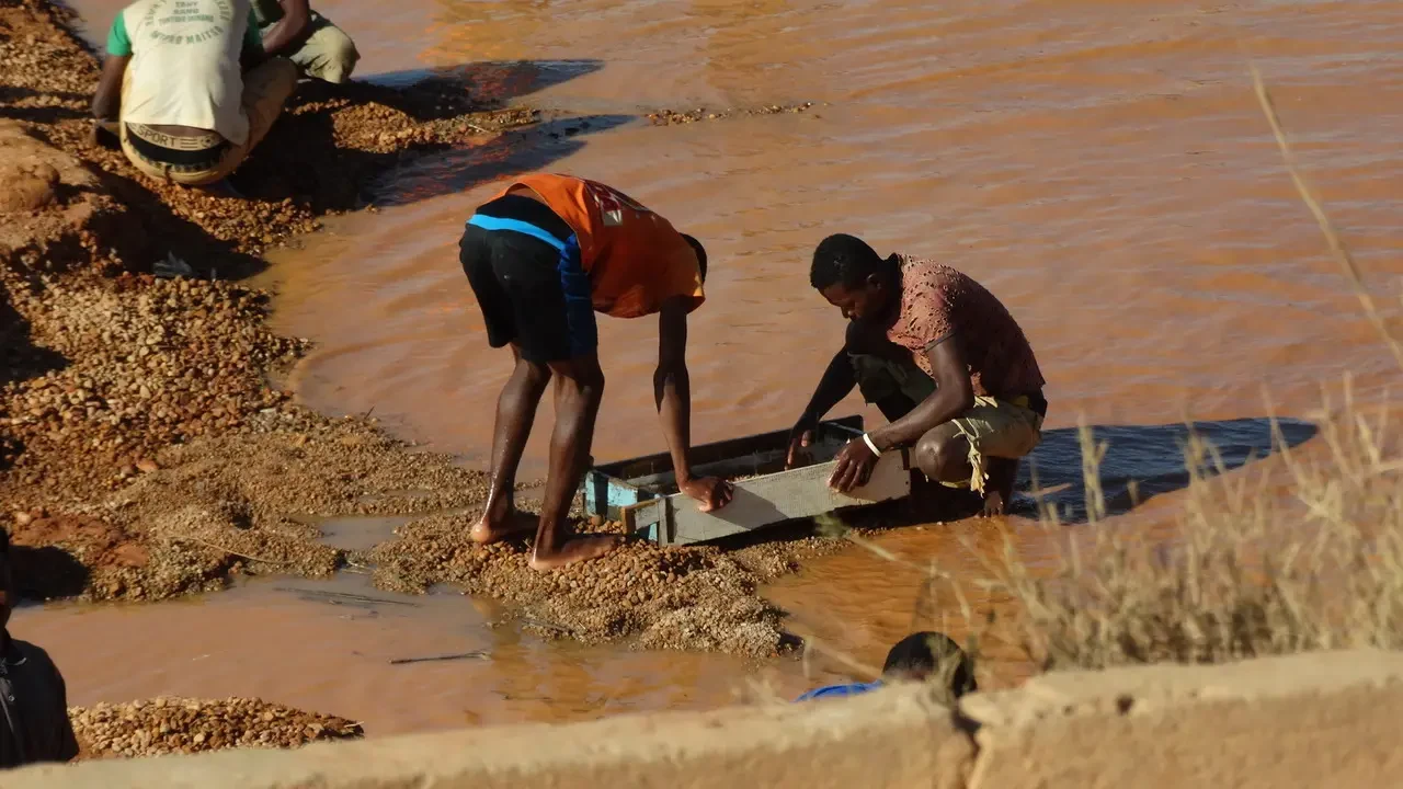 Persone si immergono in un fiume fangoso durante il viaggio tra Isalo e Toliara a Madagascar.