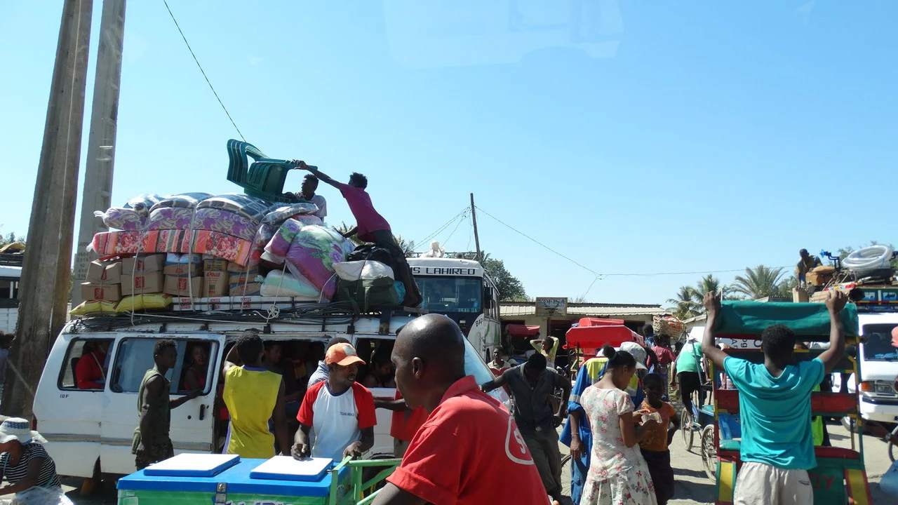 Mercato all'aperto a Toliara con merci caricate su camion.