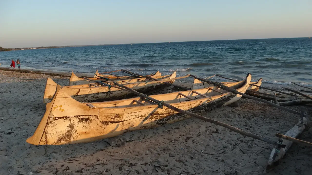 Barche in legno sulla spiaggia al tramonto a Madagascar.