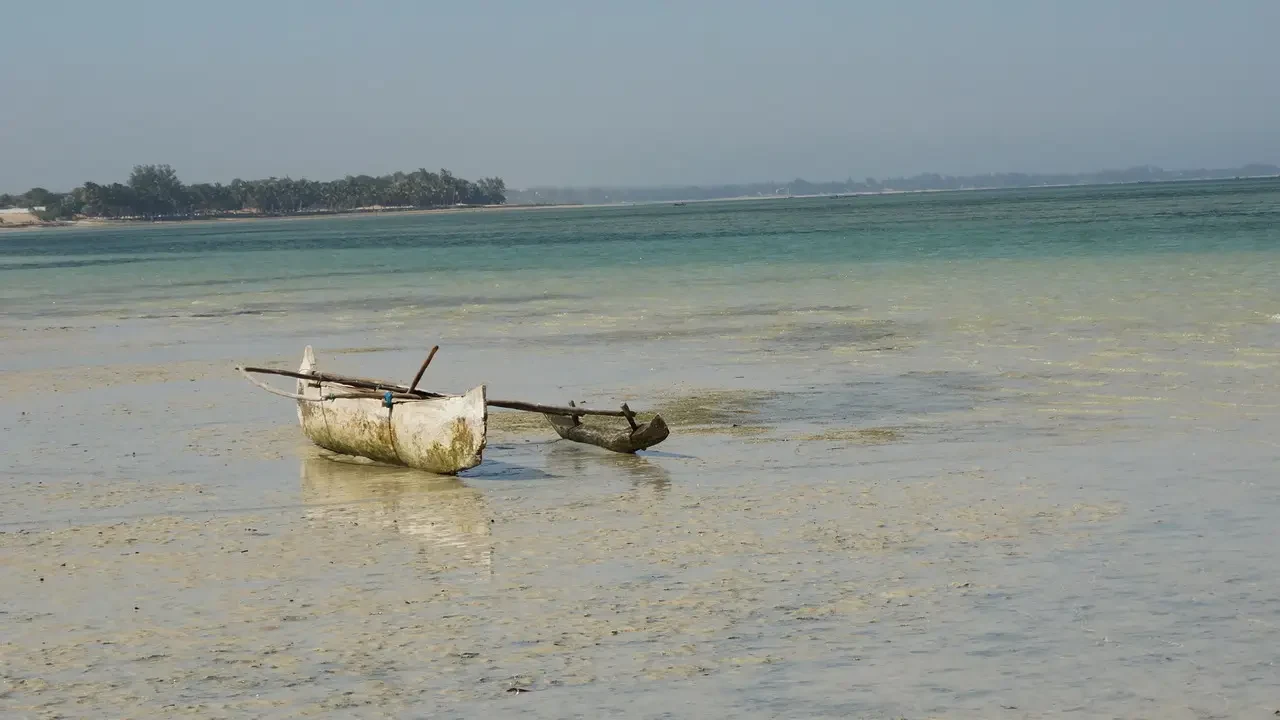 Un piccolo peschereccio galleggia sull'acqua bassa vicino alla costa di Madagascar.