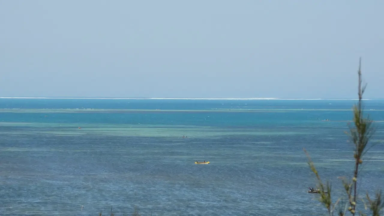 Un'esperienza marittima lungo la costa di Madagascar con acque turchesi e piccole isole visibili all'orizzonte.