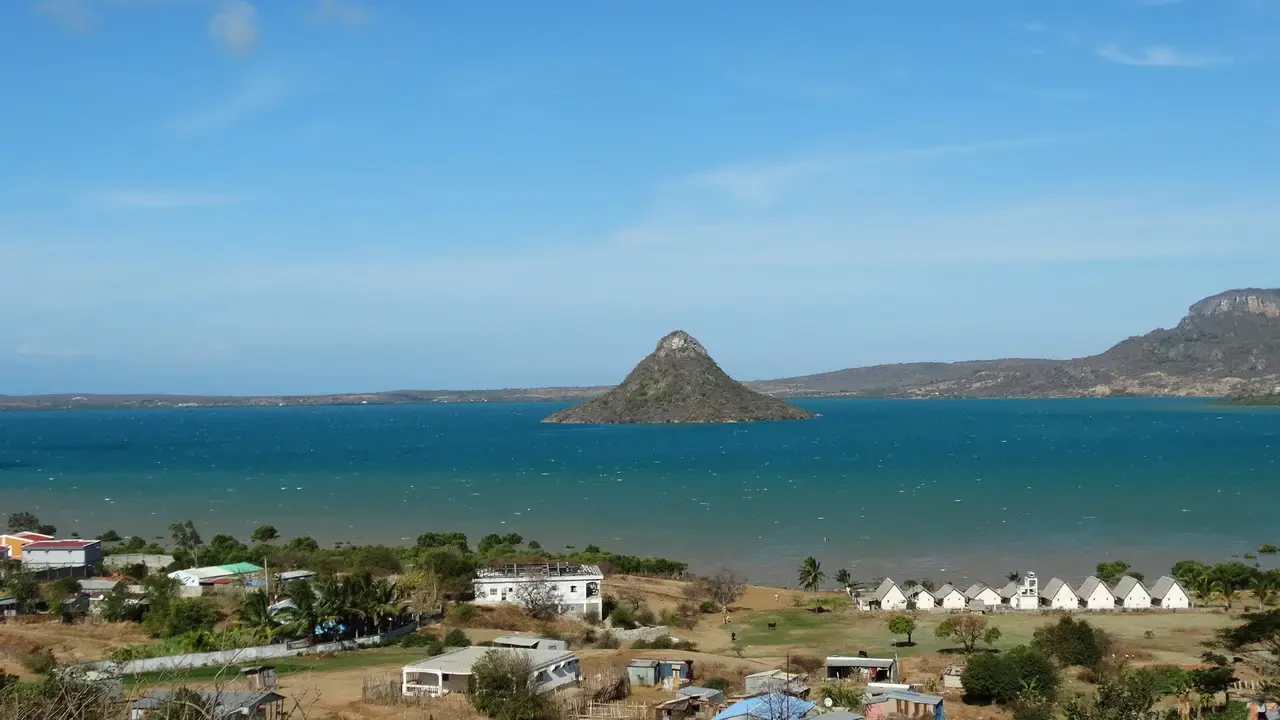 Un'isola rocciosa emerge dall'acqua in una baia costiera di Madagascar.