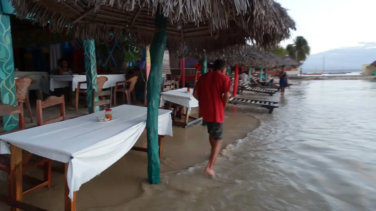 A una persona cammina sulla spiaggia di Ramena durante una giornata di sole.