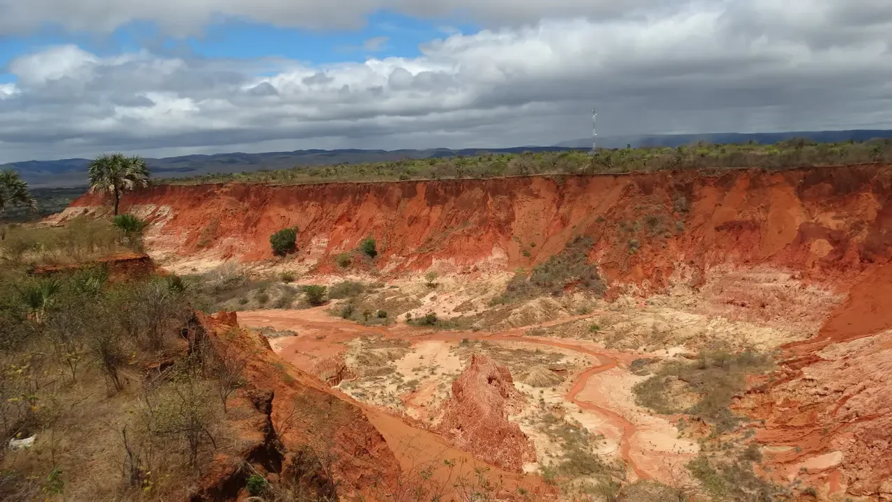 Vista panoramica di un paesaggio arido e rosso in Madagascar.