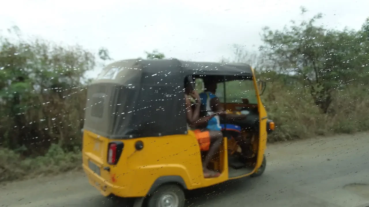 Un veicolo giallo percorre una strada rurale in Madagascar.