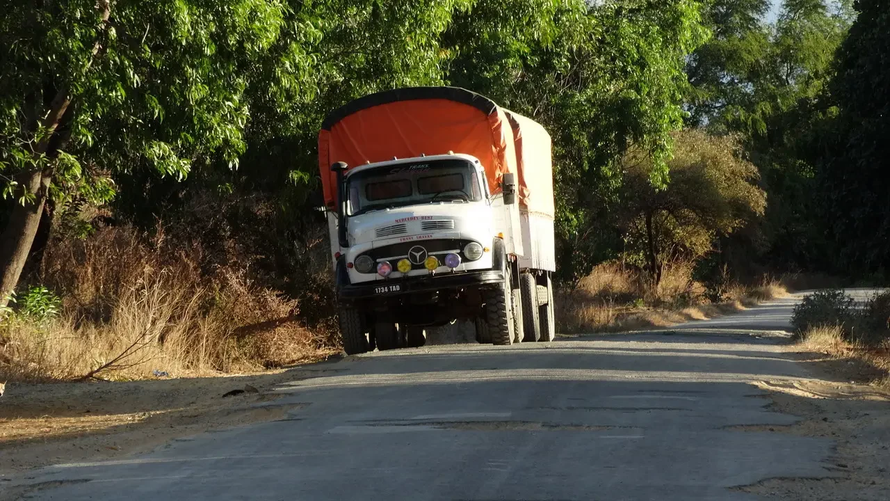 Un camion percorre una strada di campagna in Madagascar.