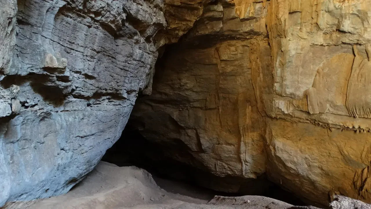 Grotta con pareti rocciose e stratificazioni visibili in Madagascar.
