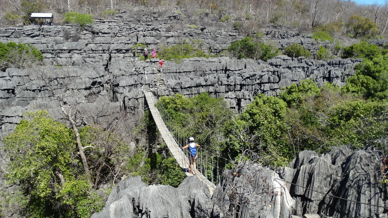 Sentiero sospeso sopra un paesaggio roccioso di Madagascar.