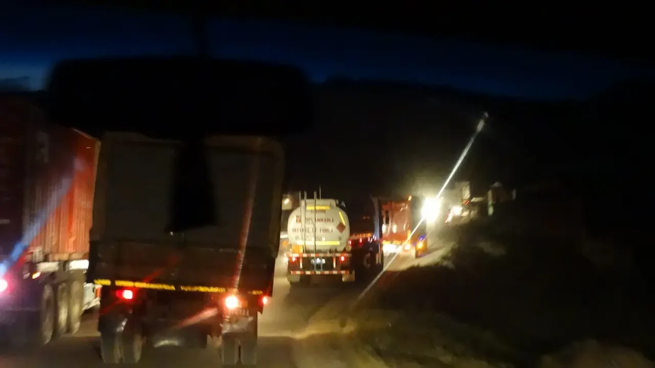 Un camion viaggia su una strada rurale al crepuscolo in Madagascar.