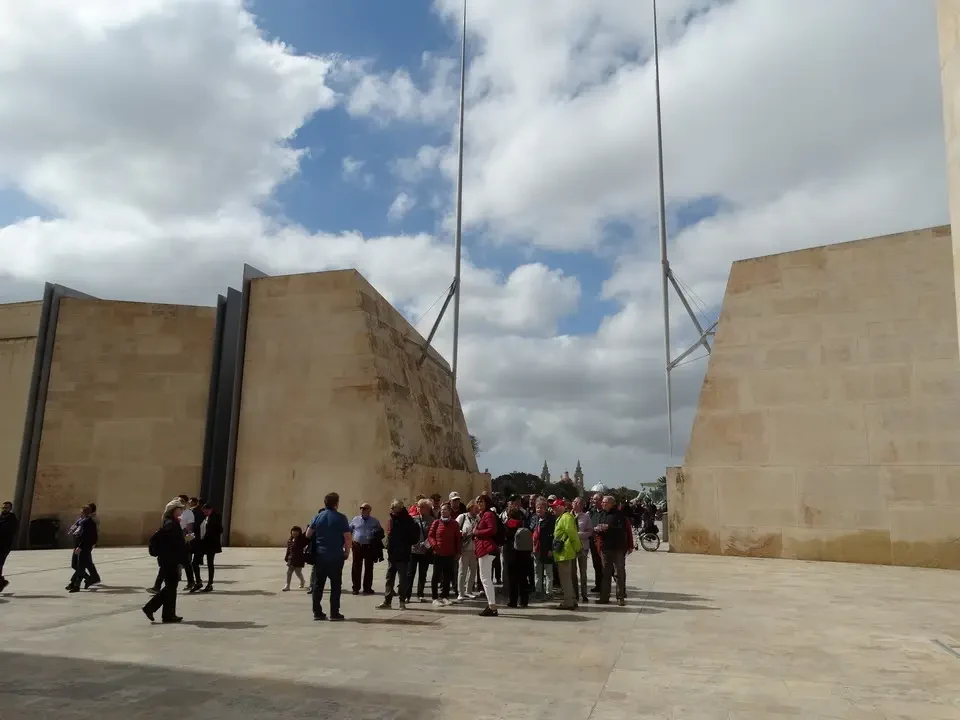 Vista della Porta di Valletta con persone in primo piano.