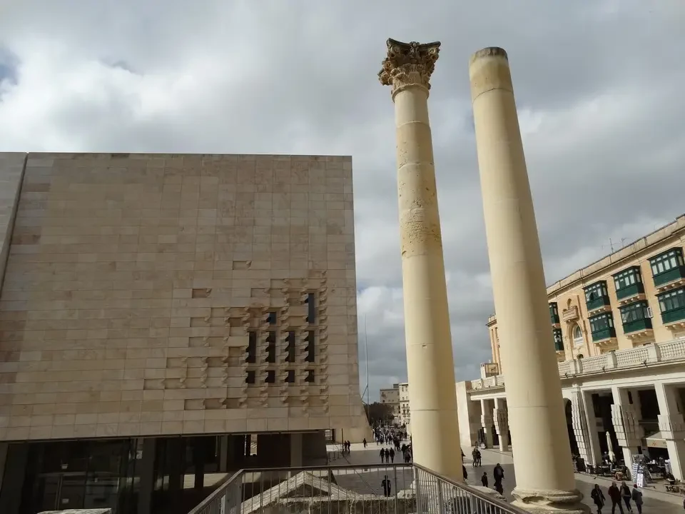La facciata del Palazzo del Parlamento di Valletta con colonne classiche in primo piano.