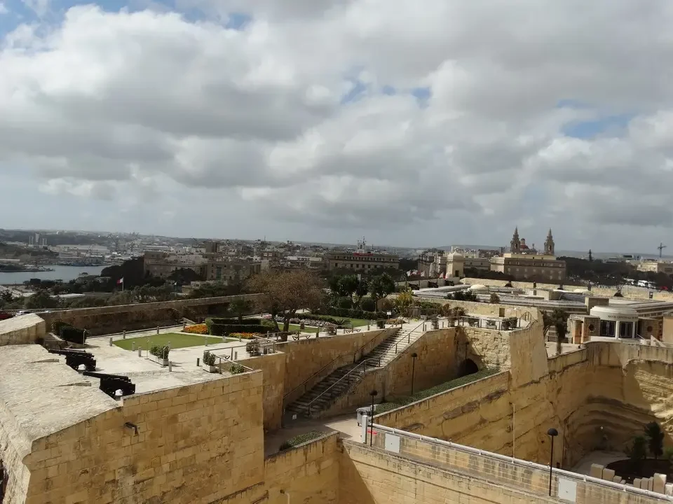 Giardino di Valletta con vista panoramica sulla città di Malta.