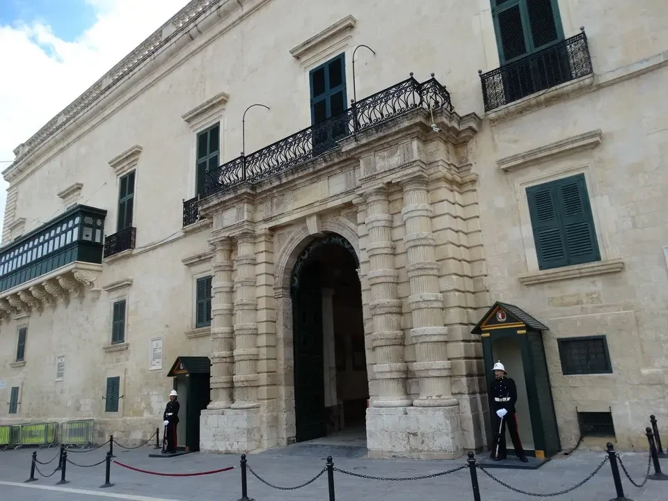 La facciata del Palazzo del Grand Maestro a Valletta, Malta.