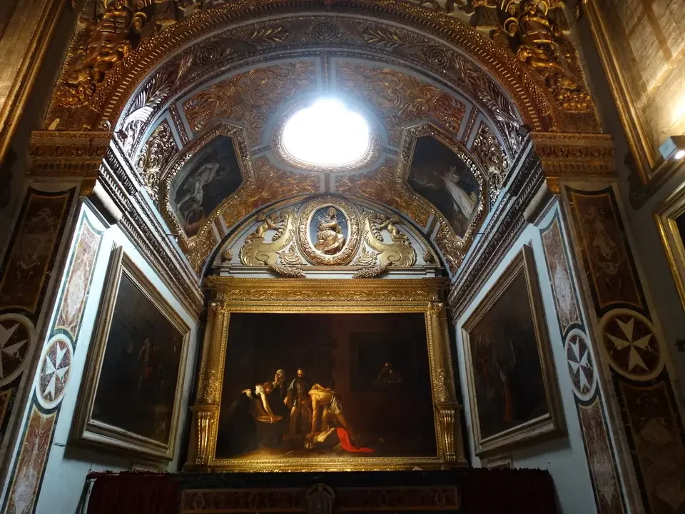 Interno sontuoso e dorato della Cappella di San Giovanni a Valletta.