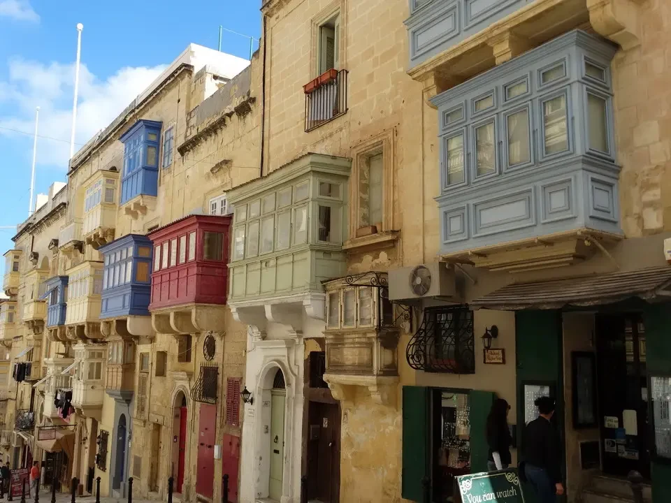 Vista di una fila di edifici storici in pietra lungo una strada a Valletta, Malta.