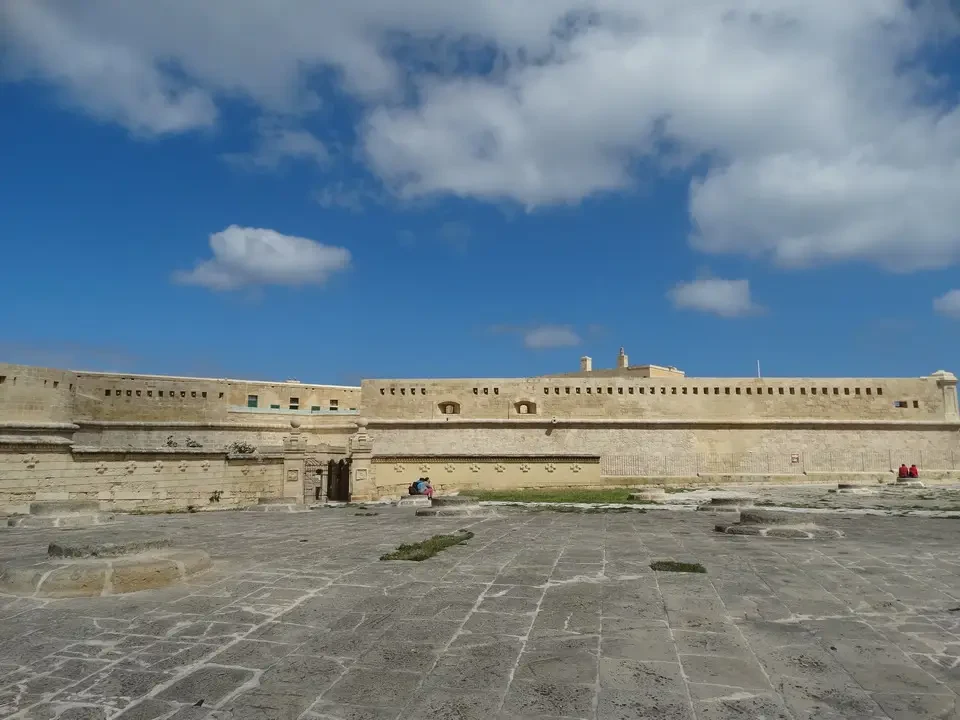 Vista panoramica della Valletta e del Forte St Elmo da Malta.