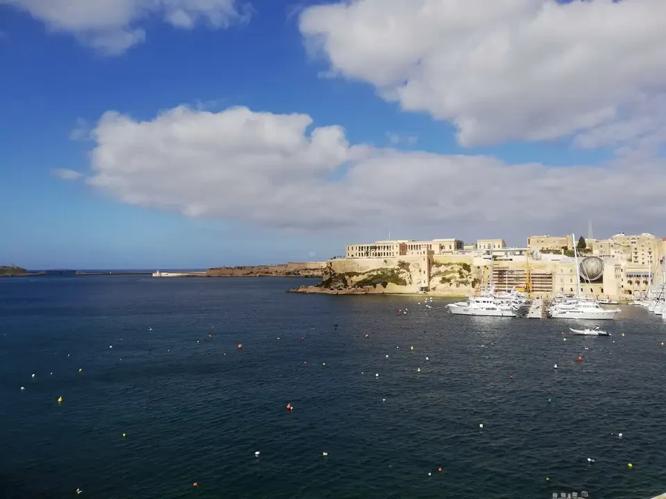 Vista panoramica di tre città di Malta con il porto e la costa in primo piano.